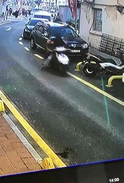 paket-birakmaya-giden-motokuryeye-sok-1-dakikada-caldilar-1644767322366.jpeg Paket bırakmaya giden motokuryeye şok! 1 dakikada çaldılar-4