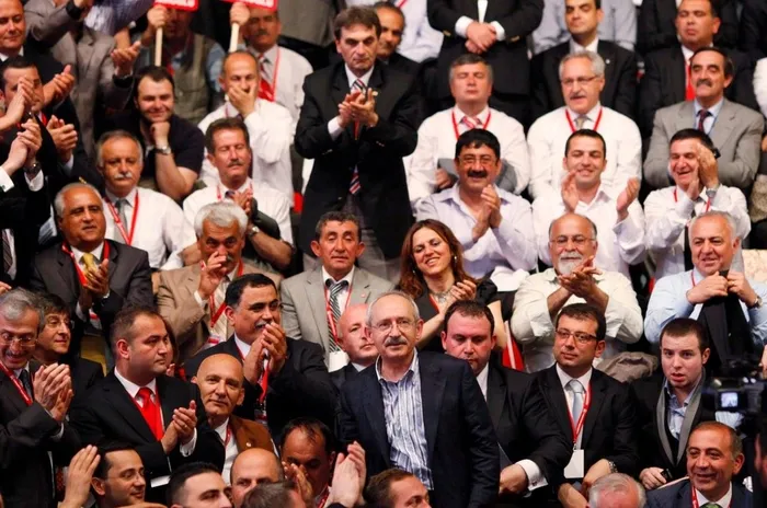 Kaset kumpasıyla koltuğa oturan Kılıçdaroğlu İmamoğlu’nun hançeriyle siyasi mefta oldu! İşte arşivden çıkan ihanet