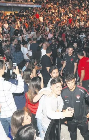 A Milli futbol takımı Oğuzhan Koç konserinde merol depoladı
