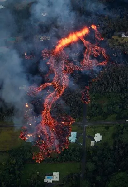Hawaii’de Kilauea Yanardağı’nın püskürttüğü lavlar felakete neden oldu!