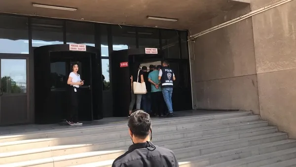 son-dakika-yurt-disina-kacmaya-calisirken-yakalanan-unsal-ban-adliyeye-sevk-edildi-1662122048808.jpg SON DAKİKA: Yurt dışına kaçmaya çalışırken yakalanan Ünsal Ban adliyeye sevk edildi-3