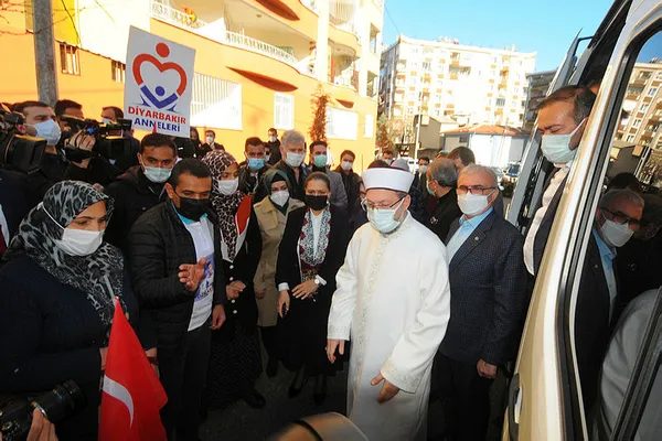 diyanet-isleri-baskani-ali-erbas-hdp-il-binasi-onunde-direnen-diyarbakir-annelerini-ziyaret-etti-1616943605378.jpg