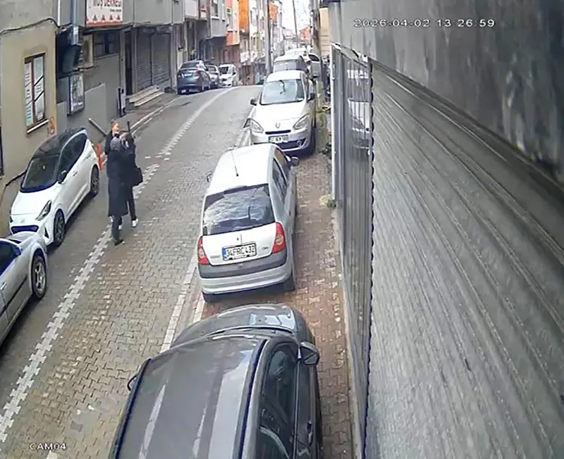 esenyurtta-iki-kadin-sosyal-medyadan-tartistiklari-kadini-sokak-ortasinda-bayilana-kadar-dovdu-1775136822407.jpeg Esenyurt'ta iki kadın sosyal medyadan tartıştıkları kadını sokak ortasında bayılana kadar dövdü-3