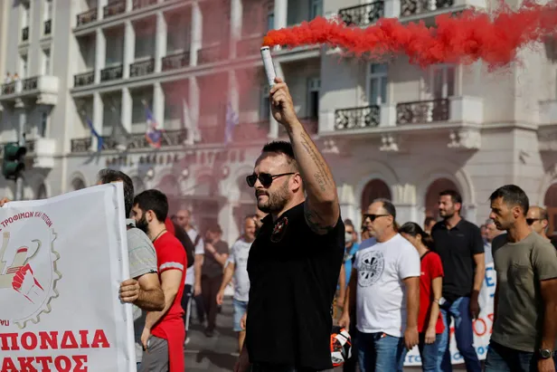 yunanistanda-calisma-saatini-13e-cikaran-yasa-meclisten-gecti-binlerce-kisi-sokaklarda-1695458569242.jpg Yunanistan’da çalışma saatini 13’e çıkaran yasa Meclis’ten geçti: Binlerce kişi sokaklarda-2