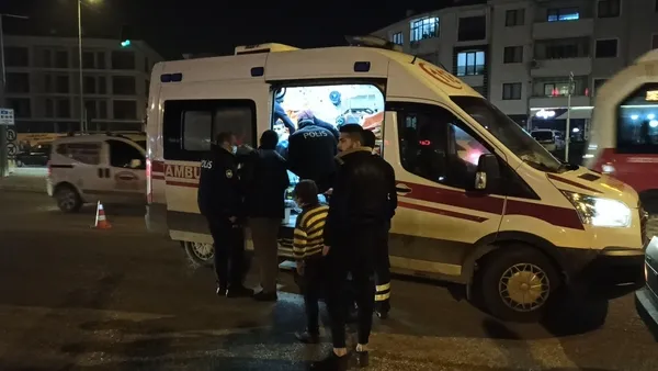 polis-yaralinin-ambulansa-binmesi-icin-adeta-yalvardi-1605644690307.jpg Düzce’de polis, yaralının ambulansa binmesi için adeta yalvardı-5