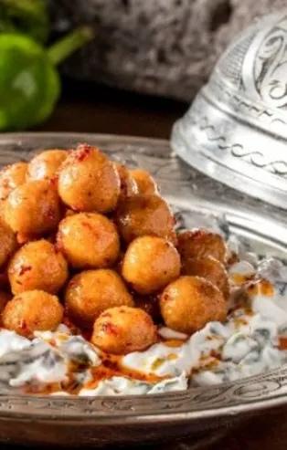 Arap köftesi nasıl yapılır? Pratik ve lezzetli cacıklı Arap köftesi tarifi, malzemeleri!