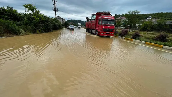 bati-karadenizde-sel-meteorolojiden-flas-uyari-yagislar-gece-siddetlenecek-1656257371810.jpg