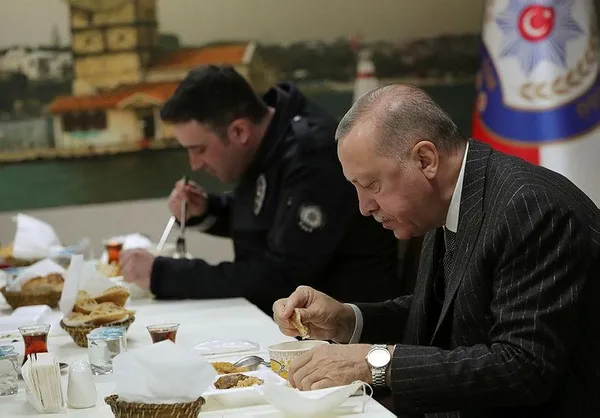 baskan-recep-tayyip-erdogan-ve-bakan-soyludan-cengelkoy-polis-merkezinde-iftar-1618597869420.jpeg Başkan Recep Tayyip Erdoğan ve Bakan Soylu'dan Çengelköy Polis Merkezi’nde iftar-2