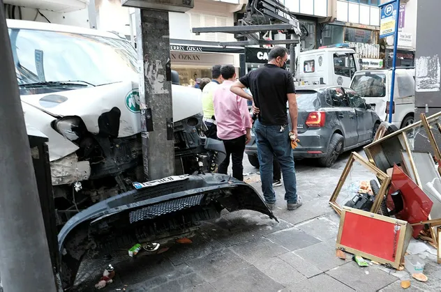 Şişli'de kırmızı ışık ihlali pahalıya patladı