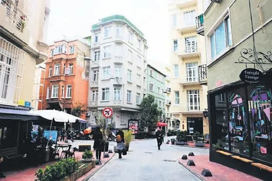 1707163891511.jpeg Şarkıcı Teoman'ın Cihangir aşkı! "Ben mahallemden memnunum, köy gibi takılıyorum"-3