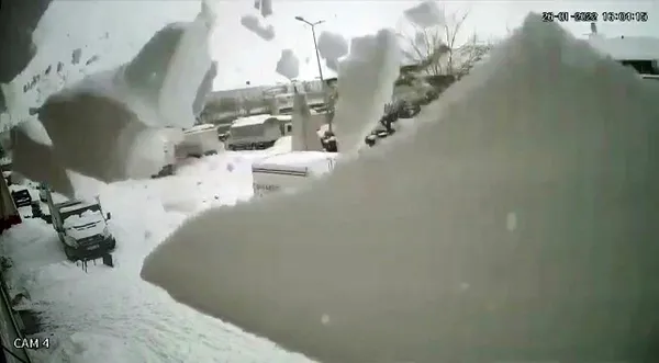 bingolde-bir-vatandas-catidan-dusen-kar-kutlesinden-kil-payi-kurtuldu-1643269465501.jpg