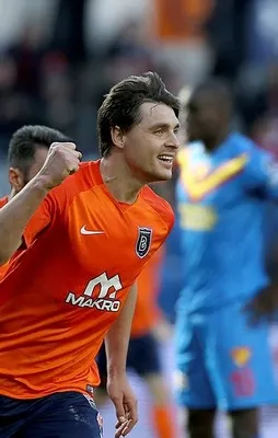 Başakşehir maç fazlasıyla zirvede