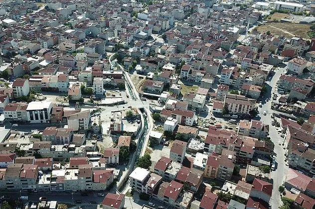 Avcılar'da sivrisinek şikayetlerine neden olan dere havadan görüntülendi