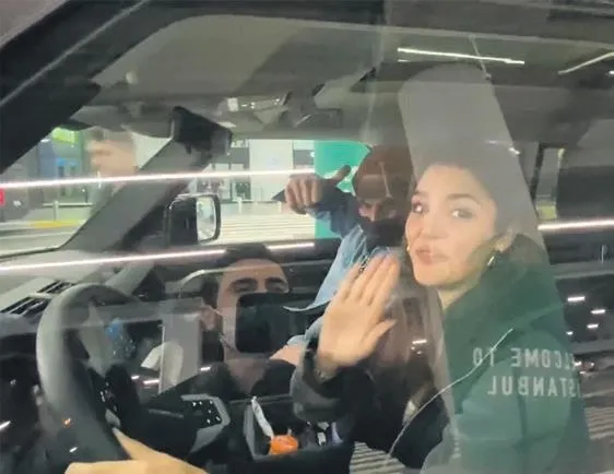 hande-ercel-kerem-bursinin-hasretine-dayanamadi-sevgilisine-kostu-1635198143577.jpeg Hande Erçel, Kerem Bürsin’in hasretine dayanamadı! Sevgilisine koştu-1