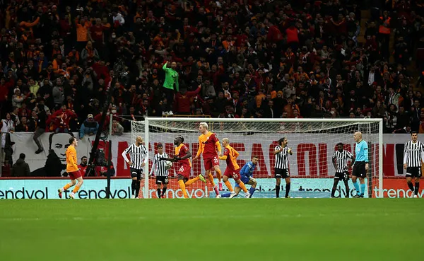 1638779590805.jpg Galatasaray'da Muslera'dan takım arkadaşlarına uyarı-3