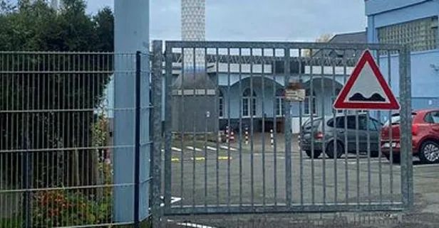 Almanya'da camiye iğrenç saldırı! Domuz başı astı