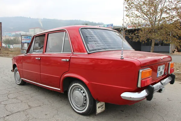 oto-elektrik-ustasi-cem-yilmazin-da-ilgilendigi-1975-model-murat-124-otomobilini-100-bin-liraya-satiyor-1607149753344.jpg