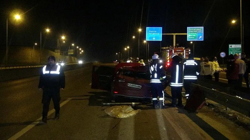 Kocaeli'nin Gebze ilçesinde tırla çarpışan otomobildeki 1 kişi öldü, 3 kişi yaralandı.