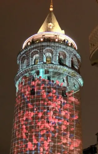 2022 öncesi Galata Kulesi'nde görsel şov! Gören telefonuna sarıldı