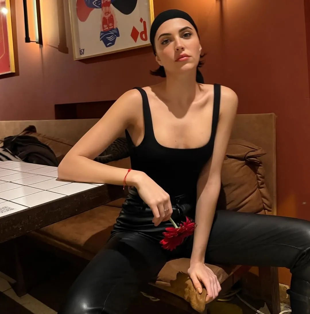 1781677784873.jpg Eski fotoğraflarını paylaşan kişiye acımadı! Oyuncu Beyza Gümülcine soluğu adliyede aldı-3