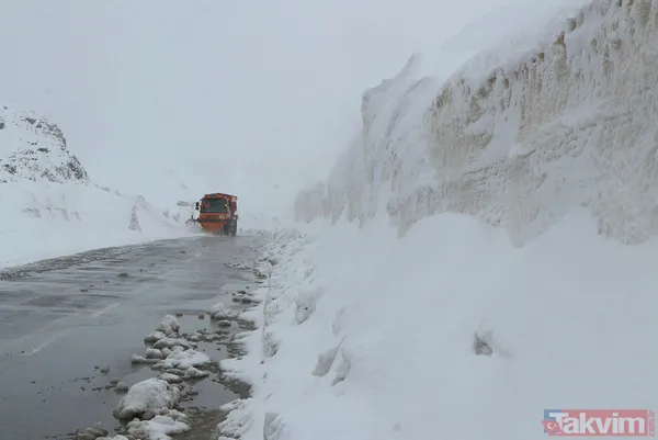 Mayıs ayının ortasında Van Bahçesaray'a 20 santimetre kalınlığında kar yağdı! Yazlık lastiği olanlar yolda kaldı besiciler zor anlar yaşadı - 2