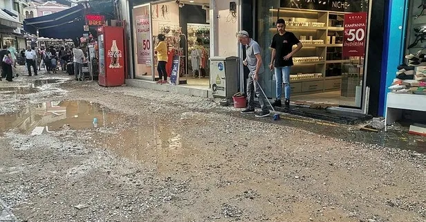 Alışıldık manzara! İzmir'i sel vurdu: Cadde ve sokaklar göle döndü