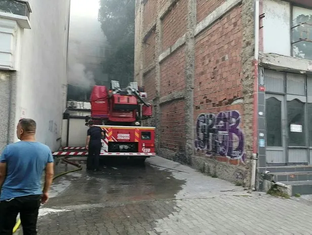 Son dakika: Kadıköy'de 4 katlı bina alevler içinde kaldı! 1 ölü-3