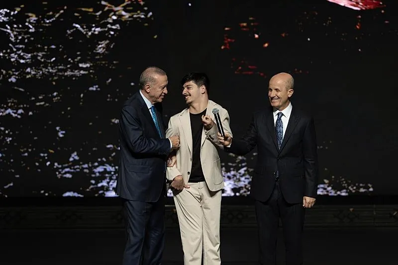 Başkan Recep Tayyip Erdoğan, Beştepe Millet Kongre ve Kültür Merkezi'nde düzenlenen ''2024-2025 Yükseköğretim Akademik Yılı Açılış Töreni''ne katıldı. Cumhurbaşkanı Erdoğan, yapay zekayla oluşturduğu bir eserini kendine takdim eden engelli öğrenci Mertcan Altun ile sohbet etti. (AA)