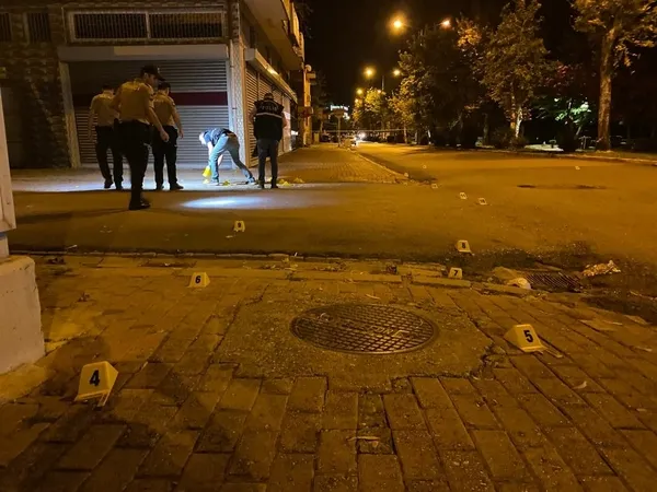 Sokakta çıkan silahlı çatışmada yoldan geçerken vurulan 5 kişiden 1'i öldü-5