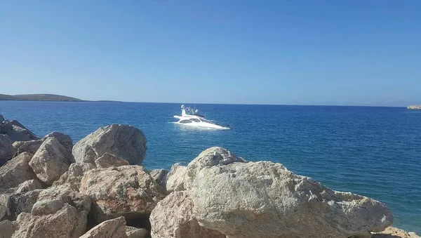 Muğla'da lüks yatta korku dolu anlar! 6 kişi balıkçılar tarafından kurtarıldı-3