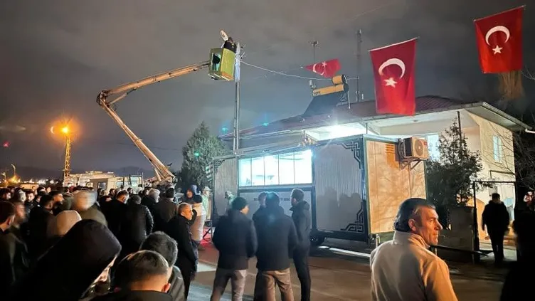 ▶️ Erzincan’a şehit ateşi düştü! Şehidin baba ocağına Türk bayrakları asıldı