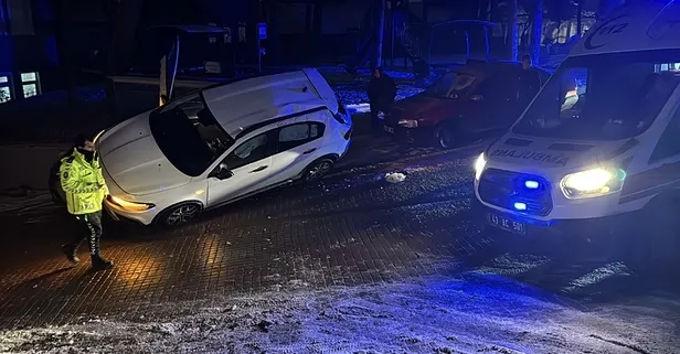 Kayan otomobil park halindeki bir başka otomobilin üzerine çıktı