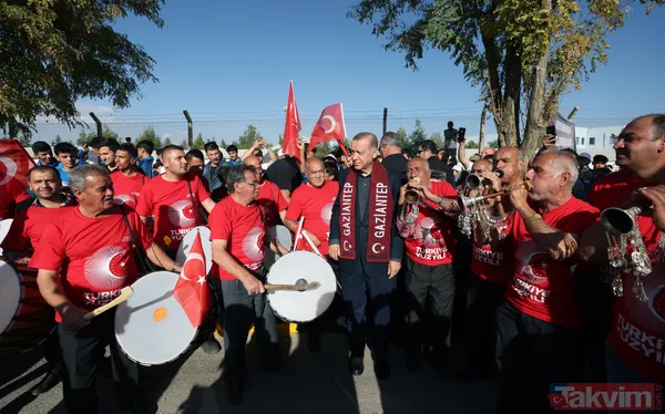 Başkan Erdoğan'a Gaziantep'te coşkulu karşılama! Davullarla zurnalarla beklediler... 6'lı masaya pankartla gönderme - 4