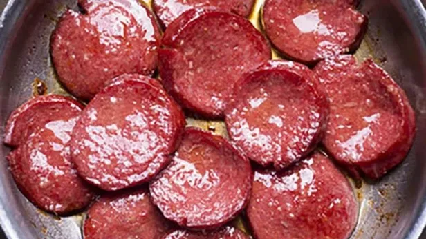 Sucuğun lezzetini arşa çıkaracak ipucu! Yiyenin tadı damağında kalacak! Vazgeçemeyeceksiniz