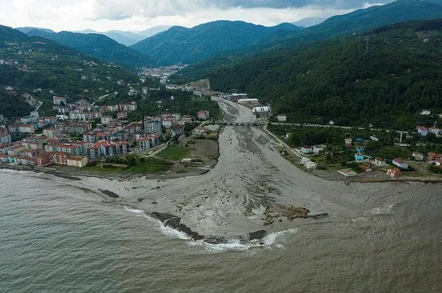 Trabzon ve Rize çevreleri için meteorolojiden kuvvetli sağanak uyarısı! Sel ve su baskınlarına dikkat