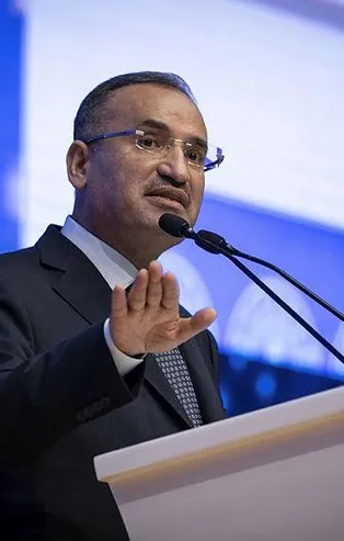 Son dakika: Adalet Bakanı Bekir Bozdağ: “Bir kadını 15 yerinden bıçaklayana adli kontrol şartı verildiğinde yüreğim yanıyor”