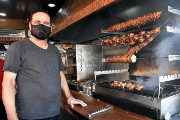 kokorecte-akilalmaz-hile-dana-bagirsagi-ve-fazla-yag-koyup-satmislar-1602400322208.jpg Kokoreçte akılalmaz hile! İçine dana bağırsağı ve fazla yağ koyup satmışlar-3