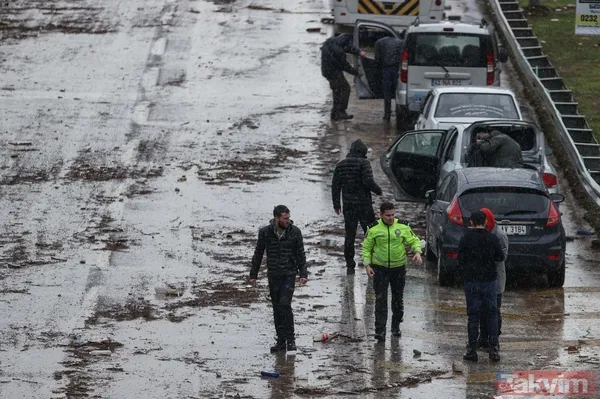 SON DAKİKA: İzmir'de sel felaketi! Polisler vatandaşlara yardımcı oldu - 13