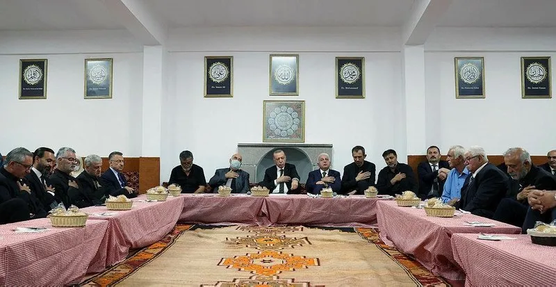Başkan Erdoğan, Hüseyin Gazi Cemevi'ni ziyaret ederek Alevi ve Bektaşi Derneklerinin temsilcileriyle Muharrem ayı iftarına katıldı (2022)