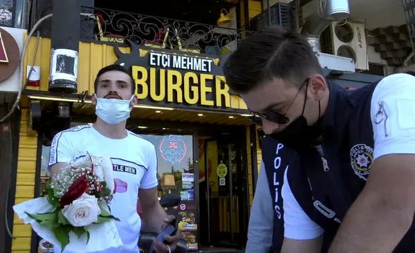 tisortuyle-de-mesaji-verdi-ama-kisitlamada-nisanlisina-cicek-goturen-genc-3-bin-460-tl-ceza-yedi-1621073219503.jpg Tişörtüyle de mesajı verdi ama... Kısıtlamada nişanlısına çiçek götüren genç 3 bin 460 TL ceza yedi-3