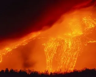 Etna Yanardağı lav püskürtmeye devam ediyor