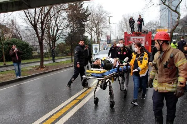 Şişli'de can pazarı! Üst geçitten düştü ilk müdahaleyi yoldan geçen doktor yaptı-4