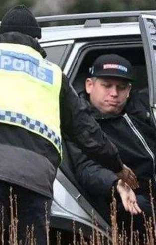 İsveç polisinin Kur'an-ı Kerim yakılmasını canlı yayınlayan kişiyi önce gözaltına aldığı Paludan'ın ısrarıyla serbest bıraktığı ortaya çıktı