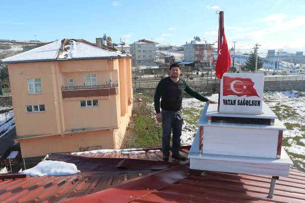Yaptığı mermer mezarı evinin çatısında sergiliyor-6