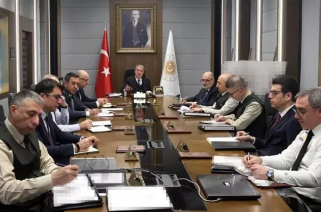 Bakan Akar kuvvet komutanlarıyla görüştü