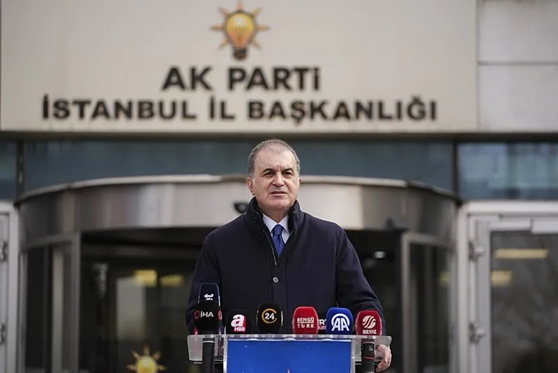 AK Parti Genel Başkan Yardımcısı ve Parti Sözcüsü Ömer Çelik, AK Parti İstanbul İl Başkanlığında gazetecilere açıklamalarda bulundu. (AA)
