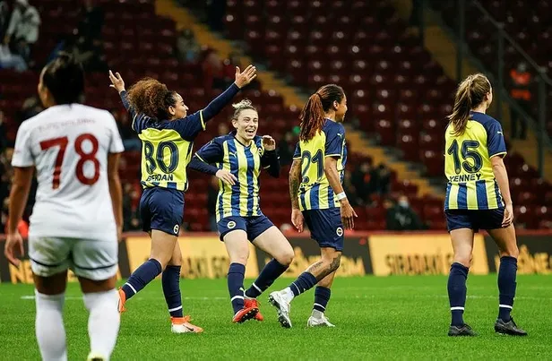 shameeka-sov-yapti-kadinlar-derbisinde-farkli-skor-galatasaray-0-7-fenerbahce-mac-sonucu-1638900446280.jpeg