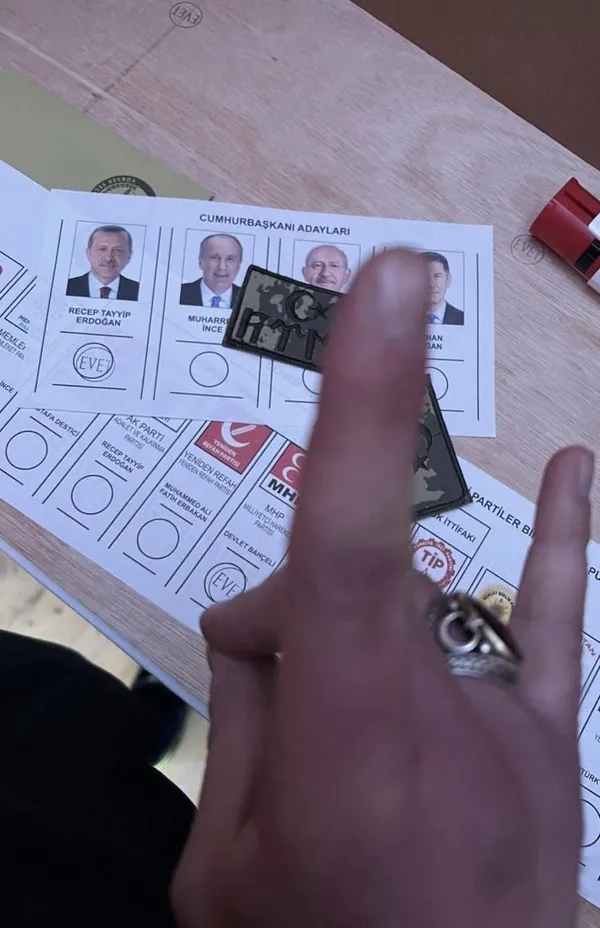 Son hazırlıklar tamamlandı: Yurt dışı seçmen sandık başında! Pusula fotoğrafları gelmeye başladı-12