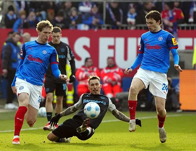 Leverkusen yakın takipte