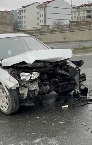 Arnavutköy'de kontrolden çıkan araç karşı şeride geçti! Bir başka otomobille kafa kafaya çarpıştı